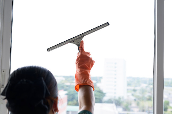 WIndow washing - Maintenance Vendor Solutions - image by Mafost Marketing (6)